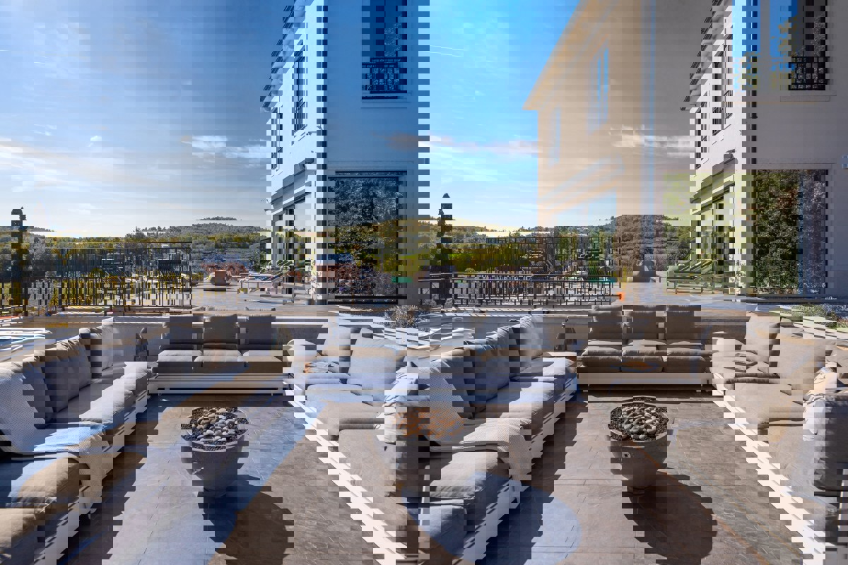 Villa di lusso con piscina a sfioro, campo da tennis e interni di design