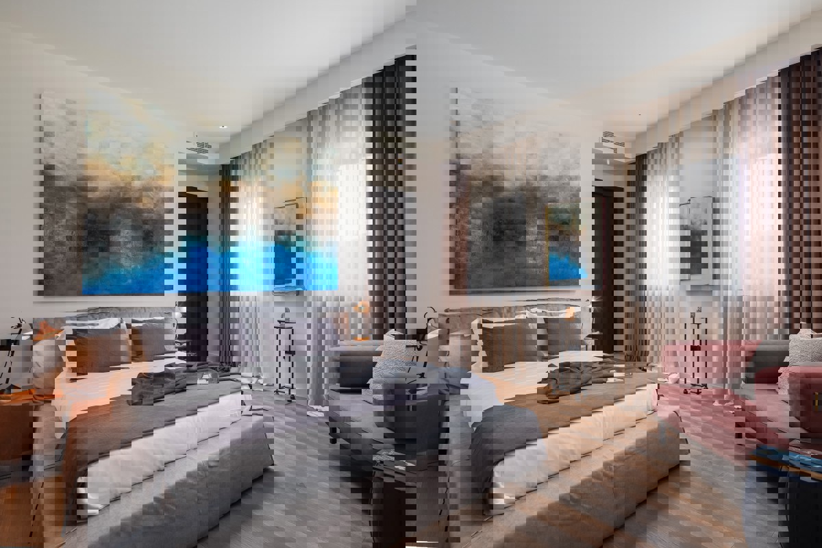 Villa di lusso con piscina a sfioro, campo da tennis e interni di design