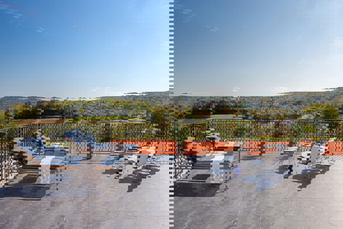 Villa di lusso con piscina a sfioro, campo da tennis e interni di design