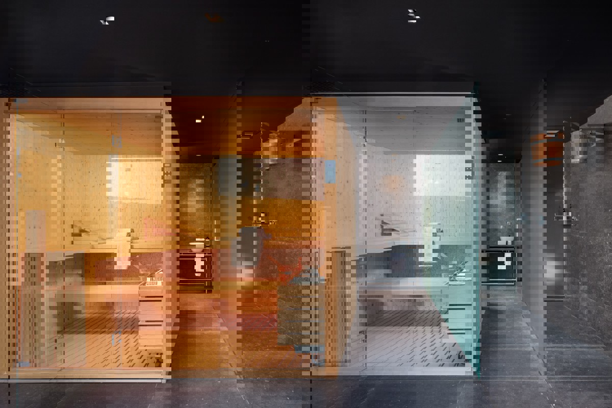 Villa di lusso con piscina a sfioro, campo da tennis e interni di design