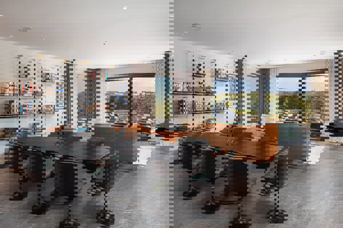 Villa di lusso con piscina a sfioro, campo da tennis e interni di design