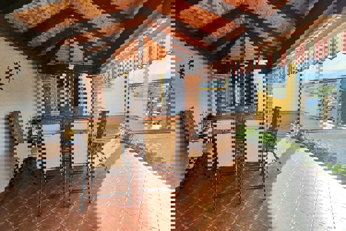 Casa bifamiliare con vista mare non lontano da Parenzo