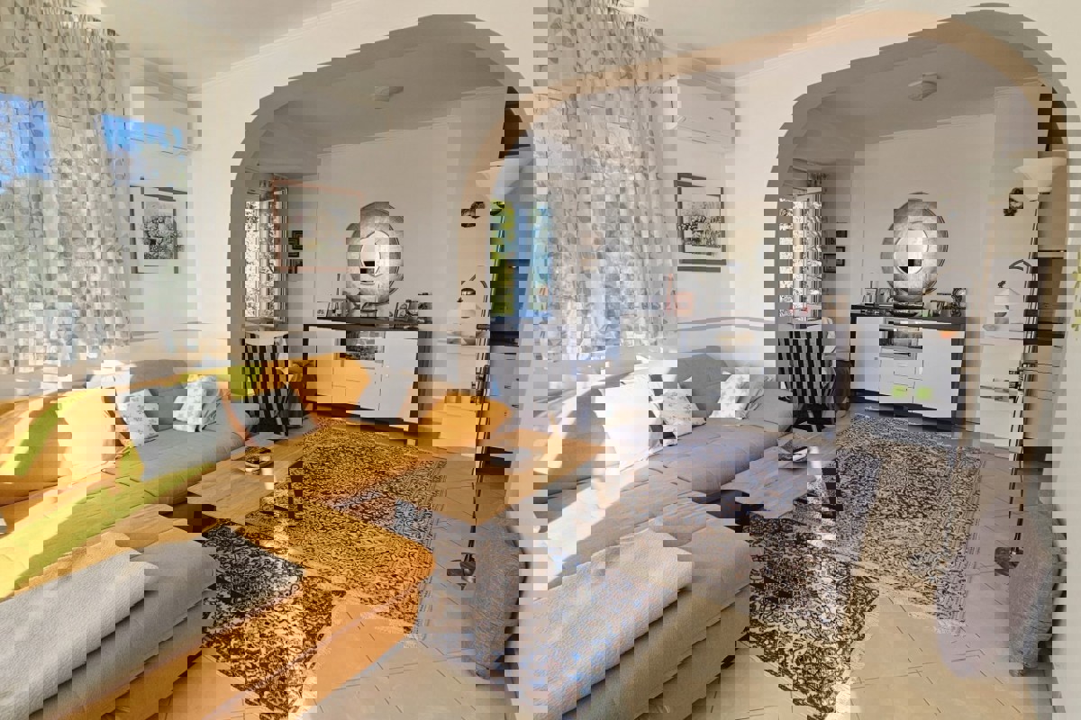 Casa bifamiliare con vista mare non lontano da Parenzo