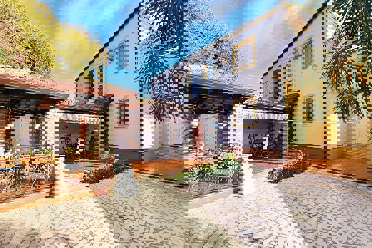 Casa bifamiliare con vista mare non lontano da Parenzo