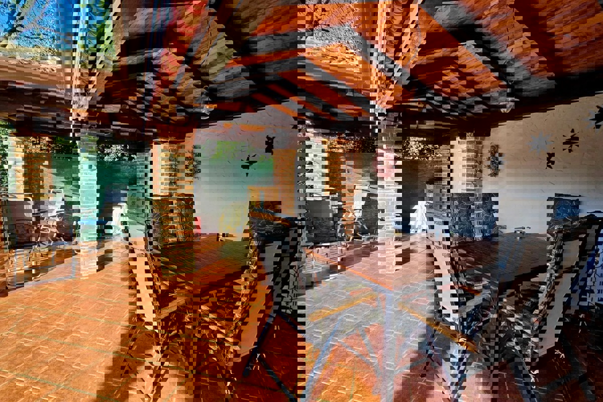 Casa bifamiliare con vista mare non lontano da Parenzo