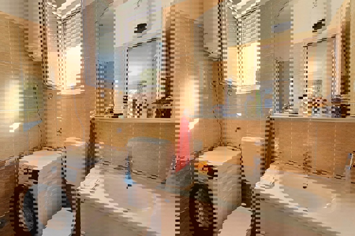 Casa bifamiliare con vista mare non lontano da Parenzo