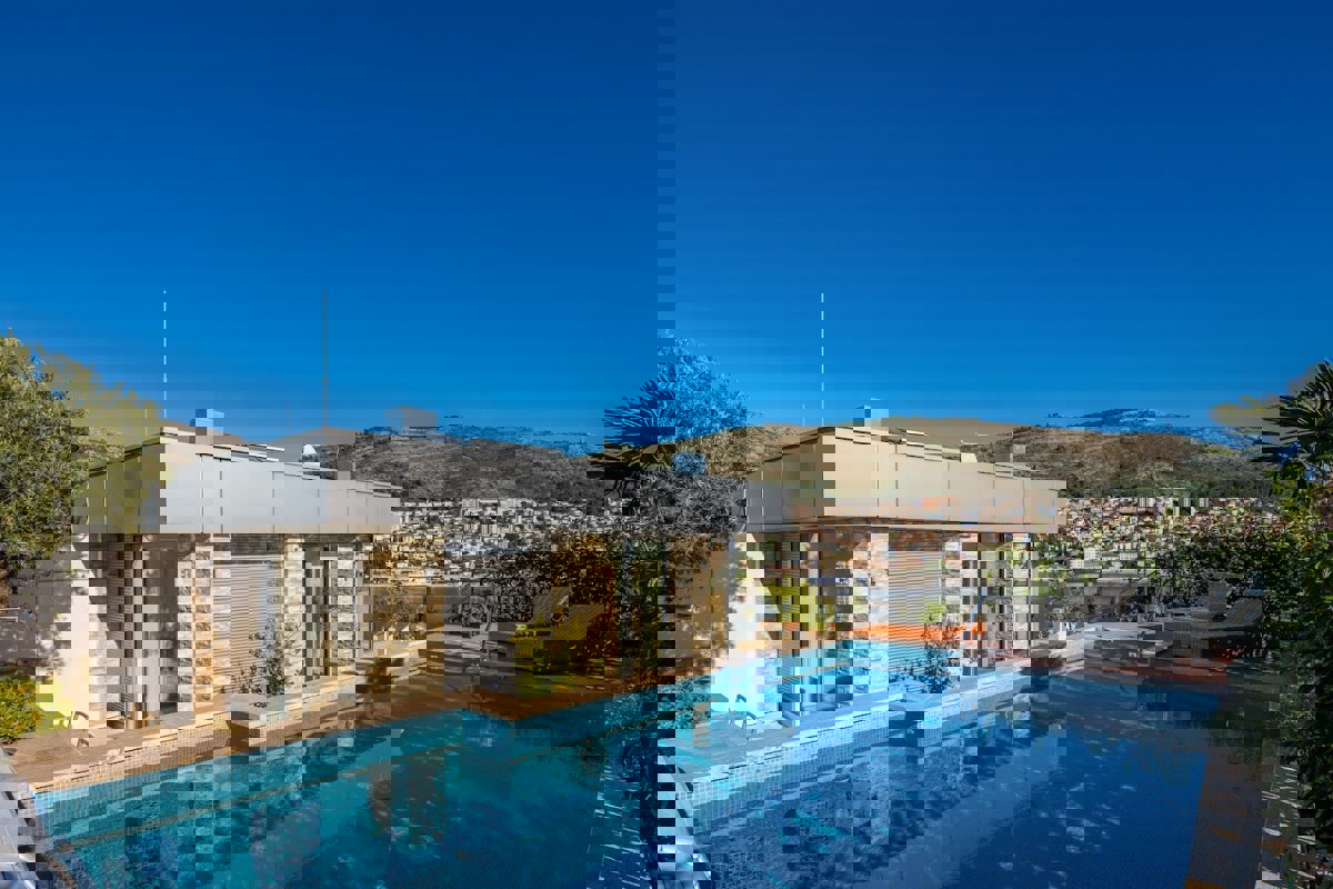 Attico di lusso con piscina privata e terrazza panoramica
