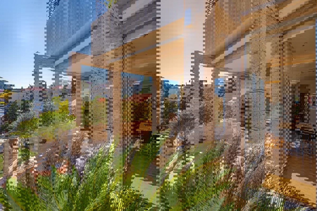 Attico di lusso con piscina privata e terrazza panoramica