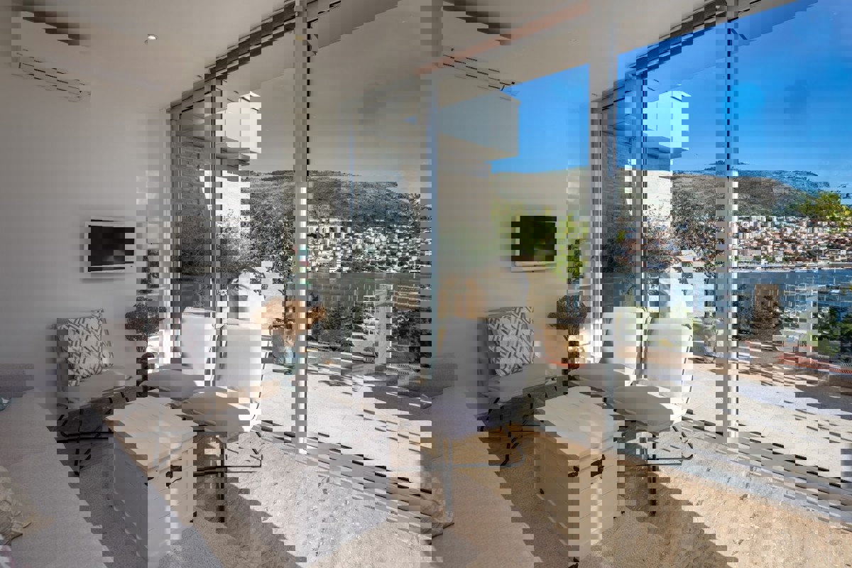 Attico di lusso con piscina privata e terrazza panoramica