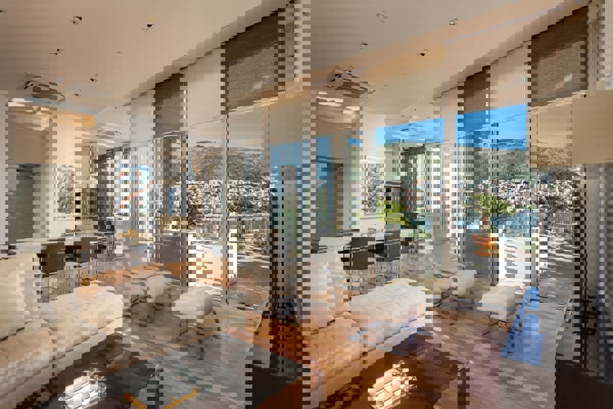 Attico di lusso con piscina privata e terrazza panoramica