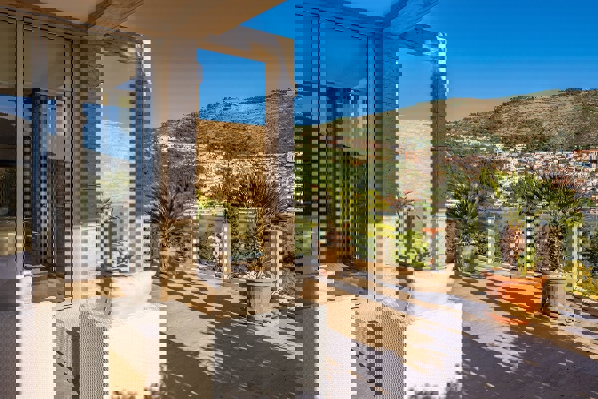 Attico di lusso con piscina privata e terrazza panoramica