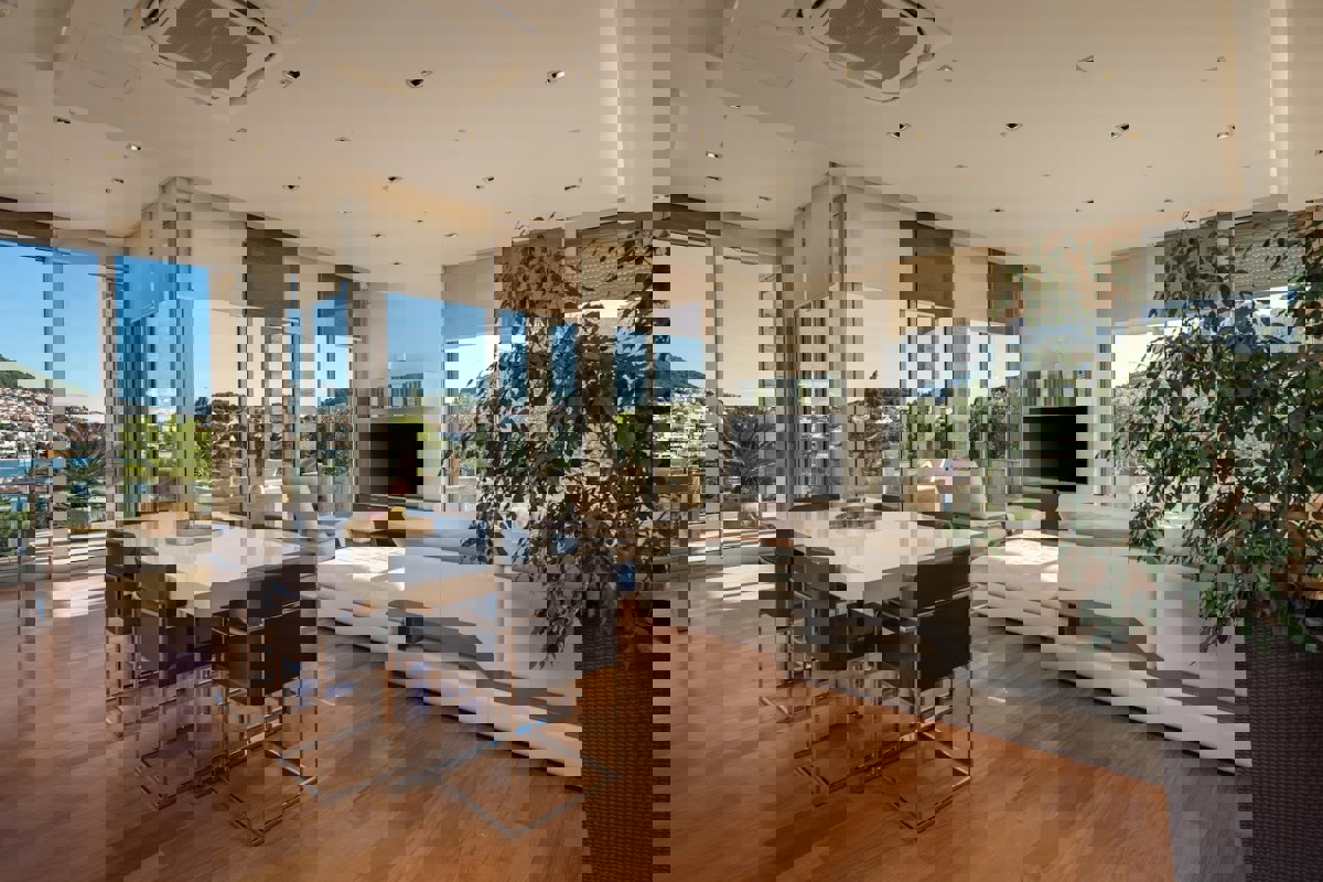 Attico di lusso con piscina privata e terrazza panoramica