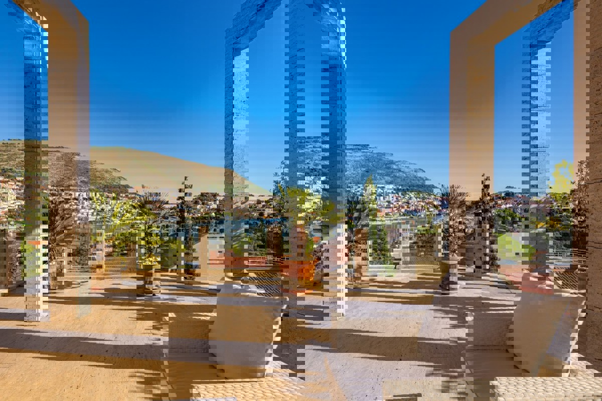 Attico di lusso con piscina privata e terrazza panoramica