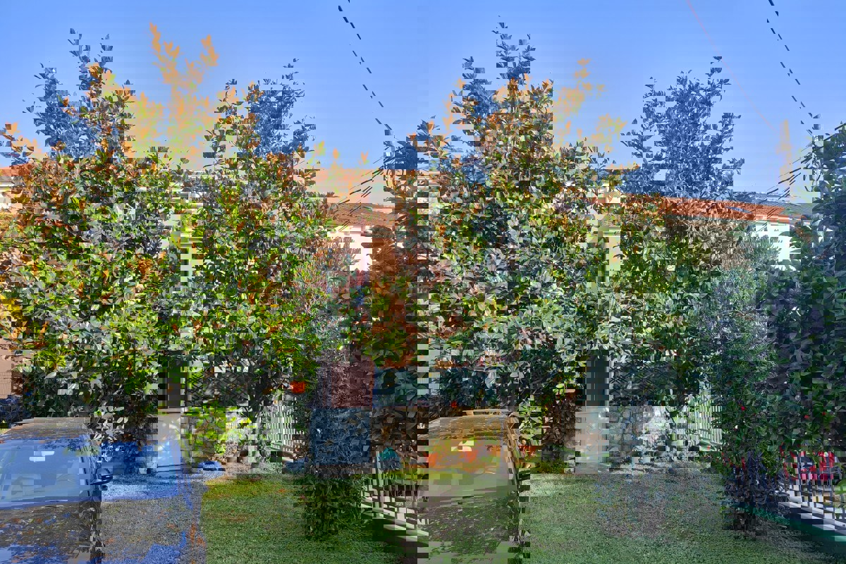 Casa con due appartamenti in posizione tranquilla a Lussinpiccolo