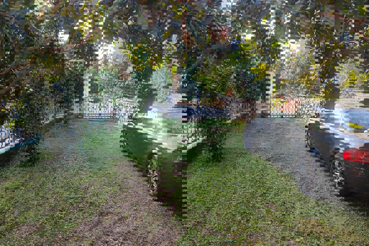 Casa con due appartamenti in posizione tranquilla a Lussinpiccolo