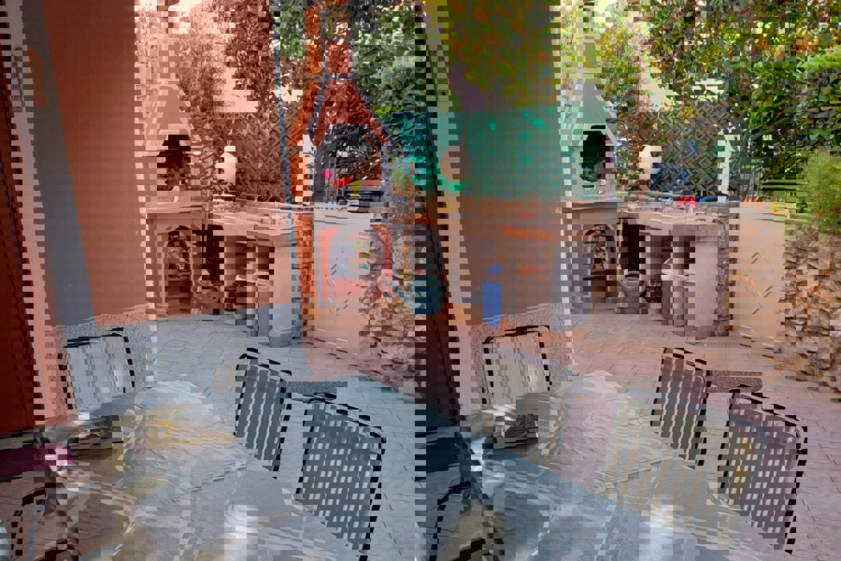 Casa con due appartamenti in posizione tranquilla a Lussinpiccolo