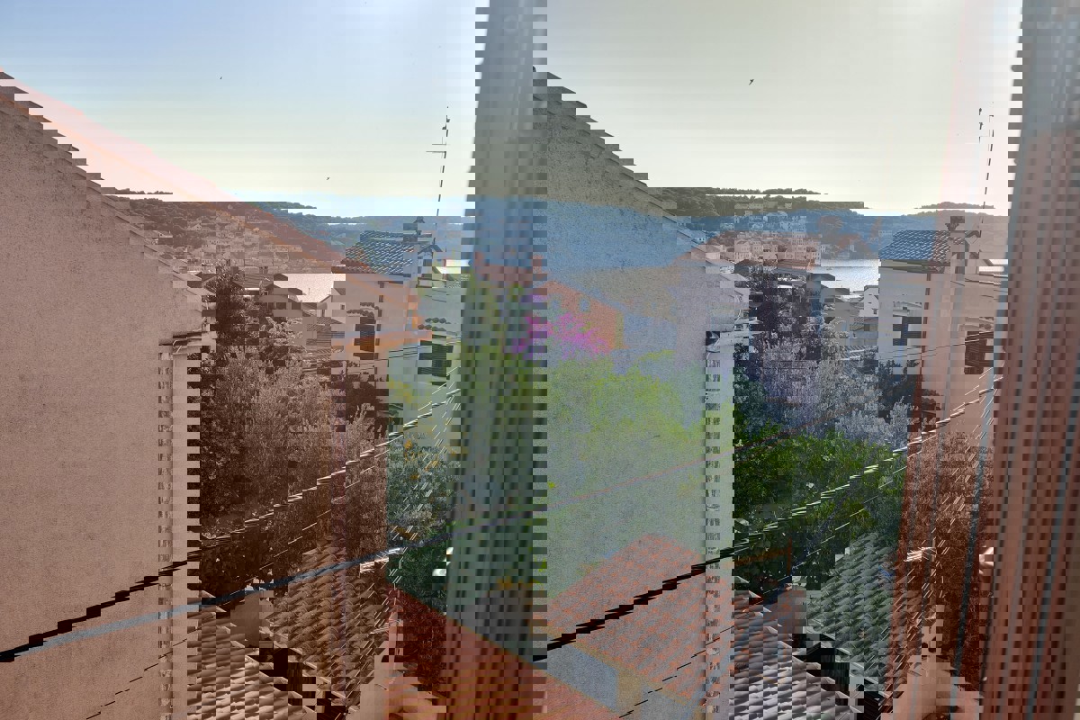 Casa con due appartamenti in posizione tranquilla a Lussinpiccolo