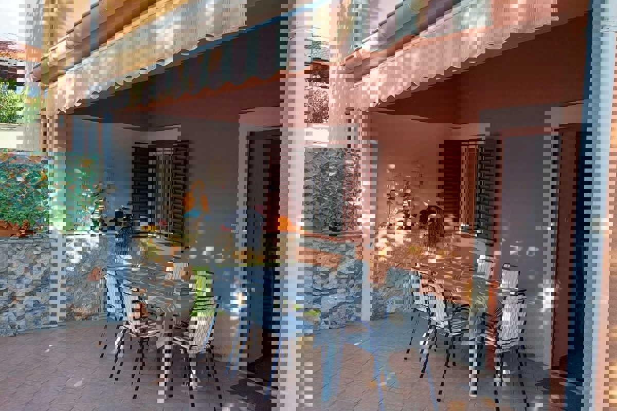 Casa con due appartamenti in posizione tranquilla a Lussinpiccolo