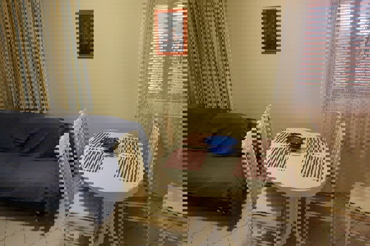 Casa con due appartamenti in posizione tranquilla a Lussinpiccolo