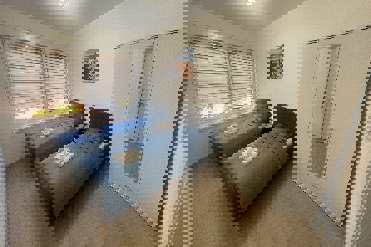 Moderna casa bifamiliare con piscina e vista mare