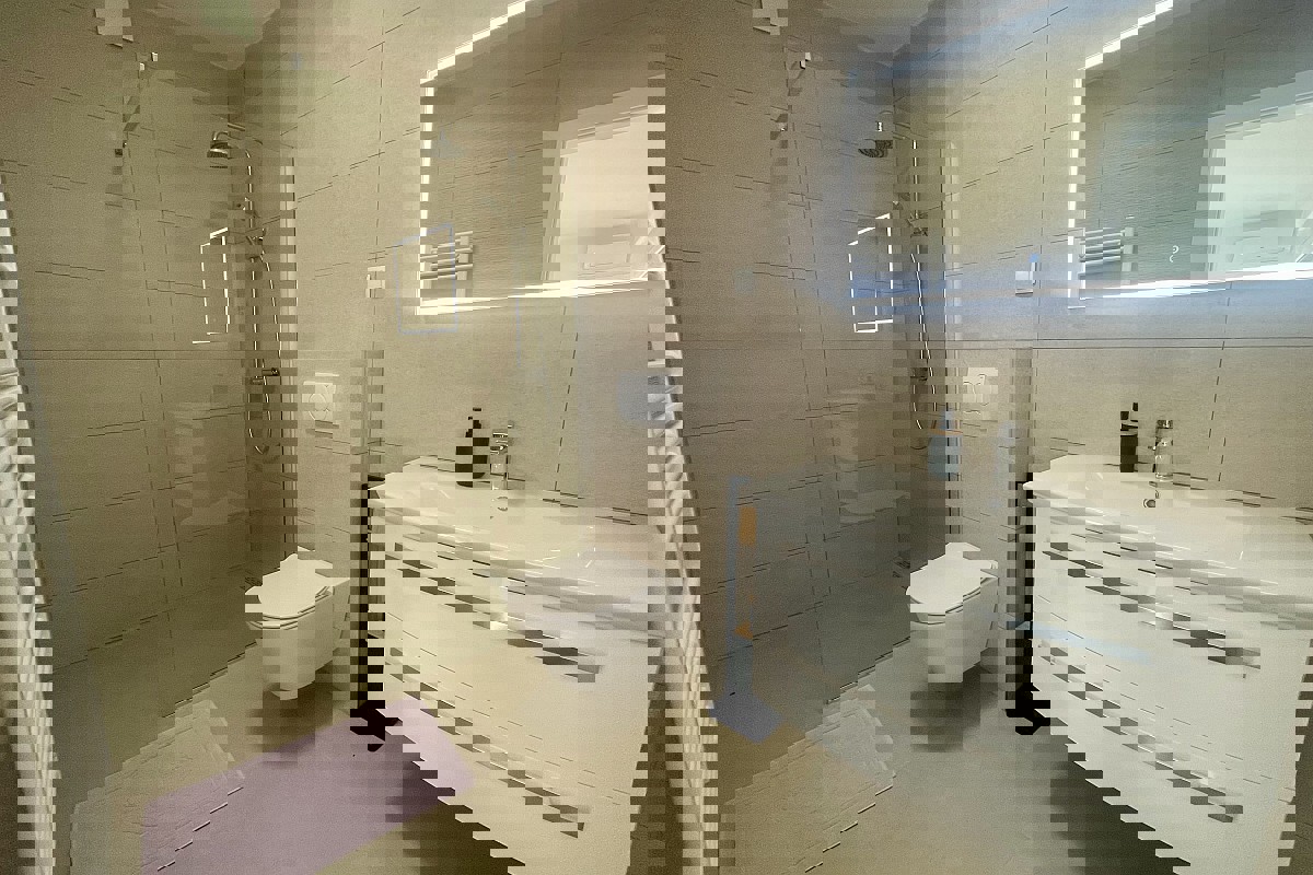 Moderna casa bifamiliare con piscina e vista mare