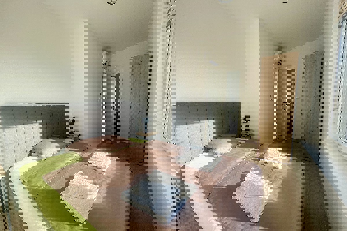 Moderna casa bifamiliare con piscina e vista mare