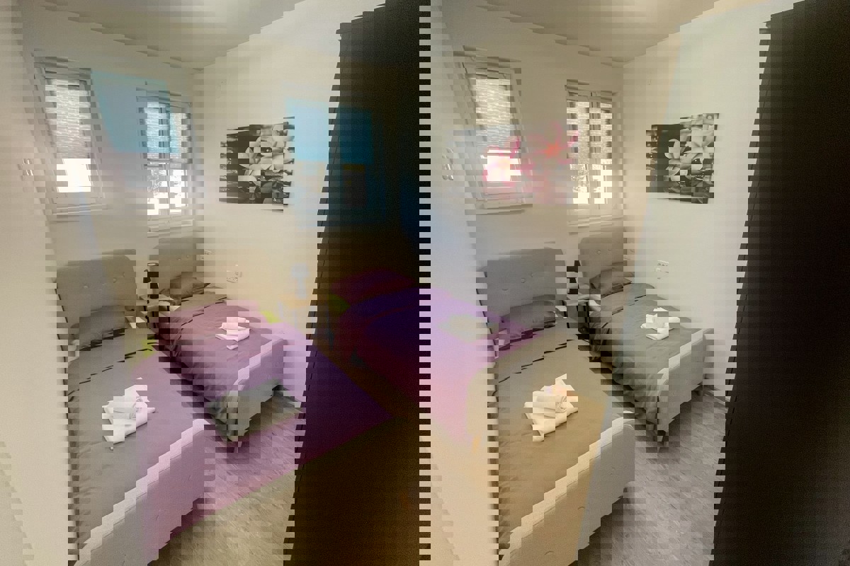 Moderna casa bifamiliare con piscina e vista mare