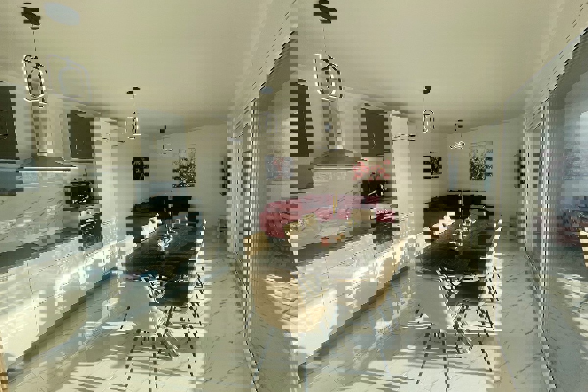 Moderna casa bifamiliare con piscina e vista mare