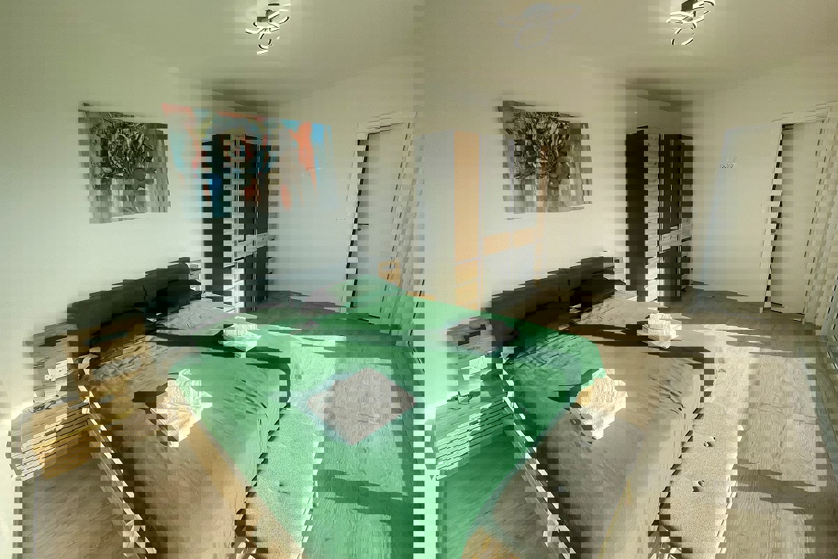 Moderna casa bifamiliare con piscina e vista mare