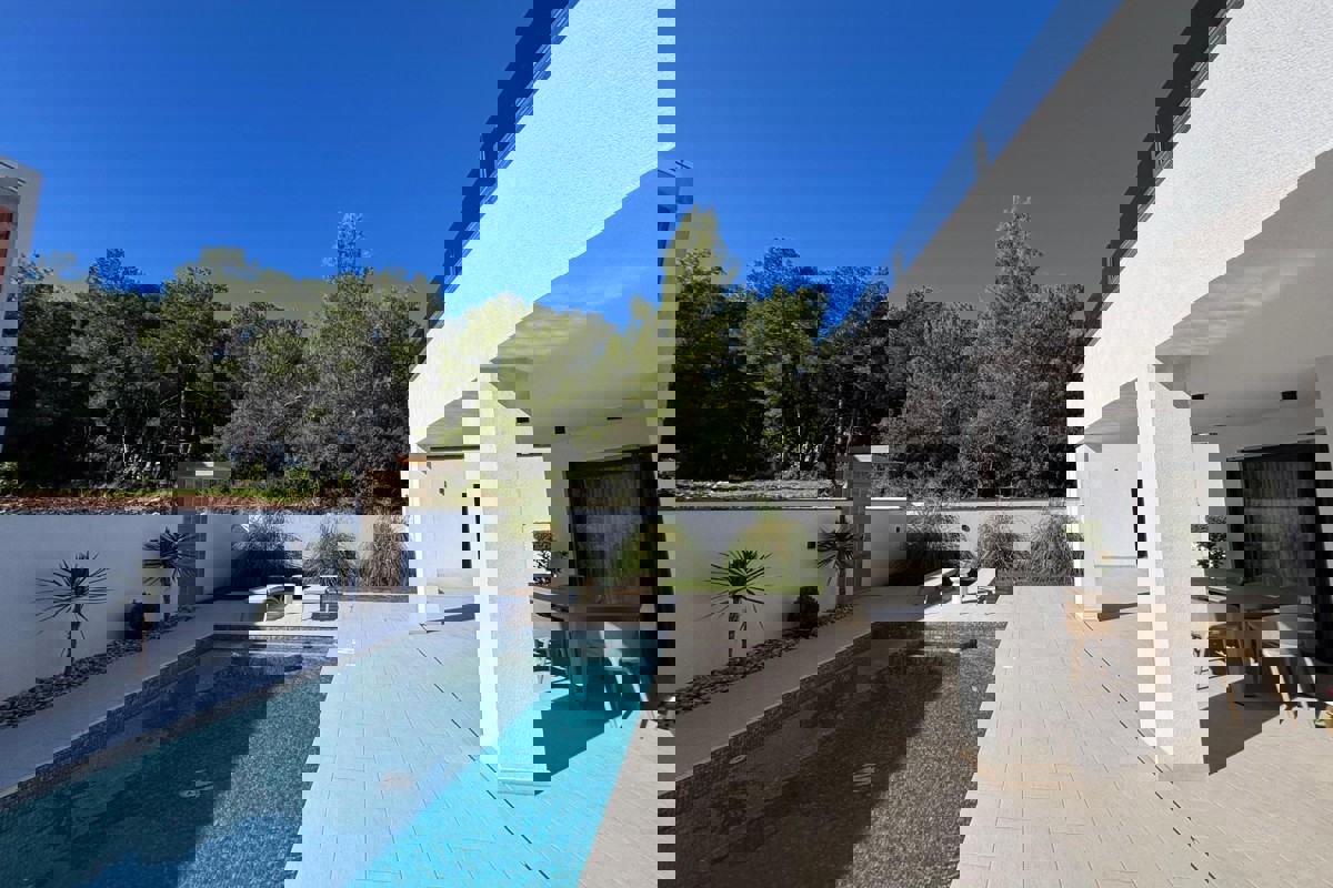 Villa di lusso con piscina in una zona tranquilla di Pola