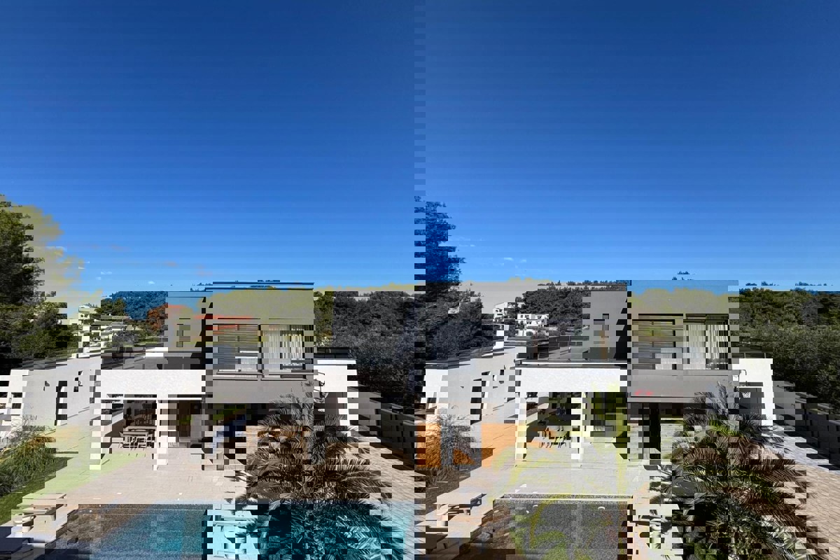 Villa di lusso con piscina in una zona tranquilla di Pola