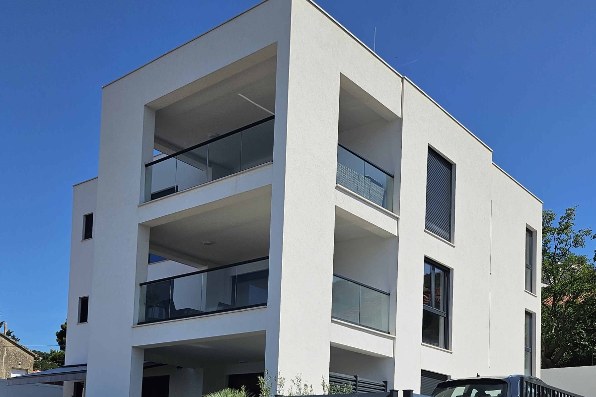 Appartamento con tre camere da letto vista mare