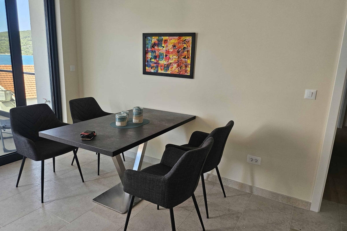 Appartamento con tre camere da letto vista mare