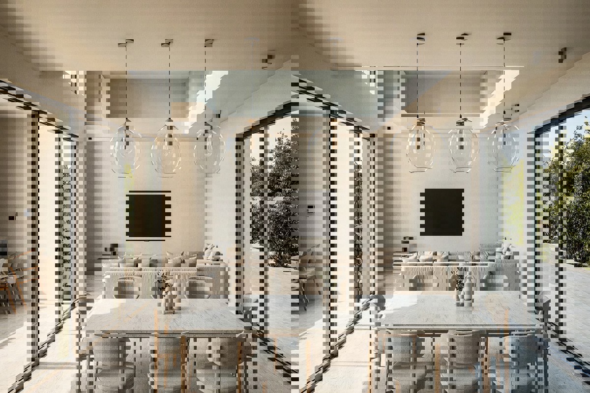 Lussuosa villa moderna vicino al mare, con piscina e terrazza panoramica