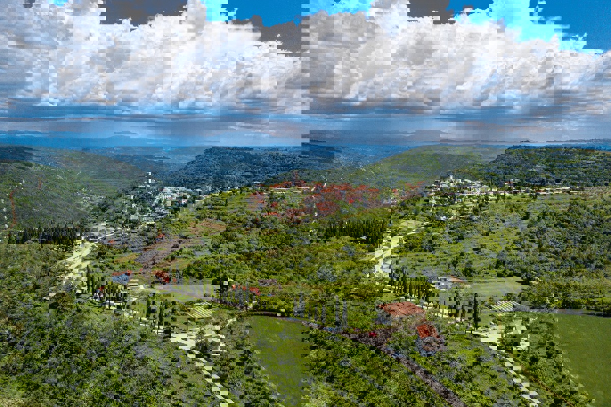 Proprietà unica con un design concettuale e un grande potenziale di investimento