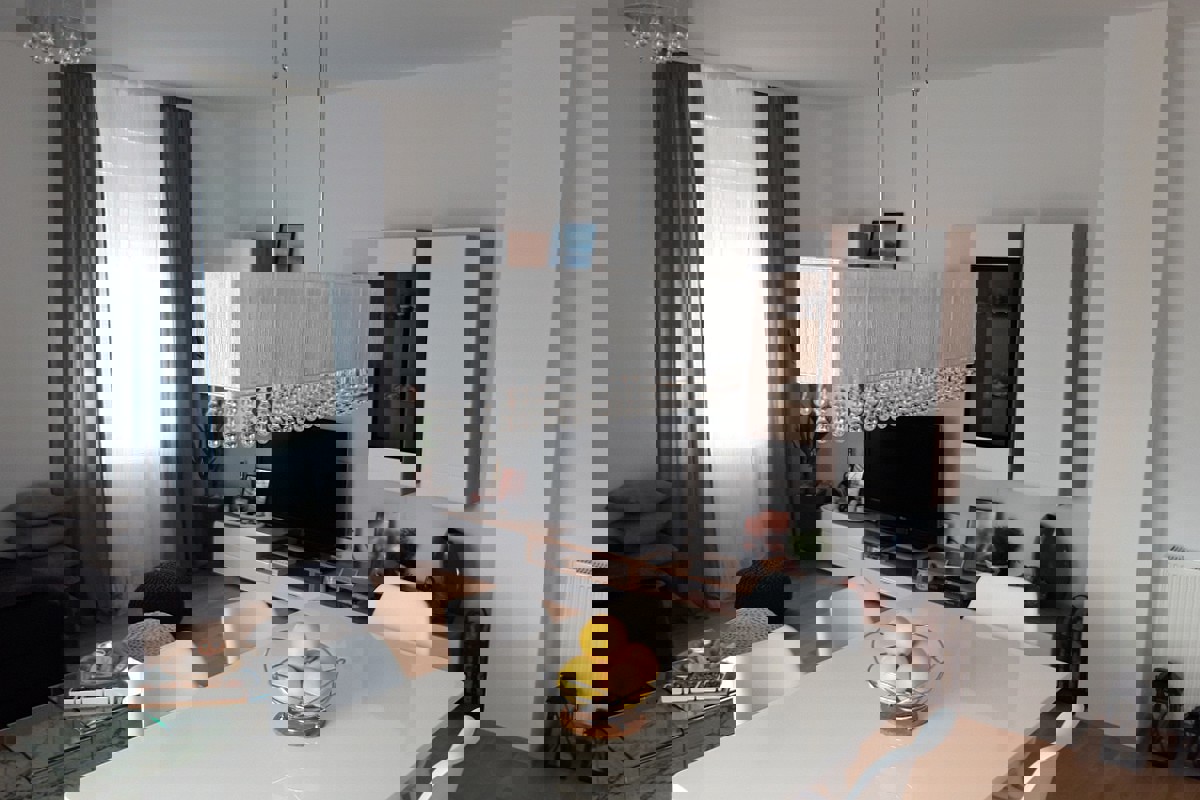 Moderno appartamento con due camere da letto e ampia terrazza in un edificio di recente costruzione