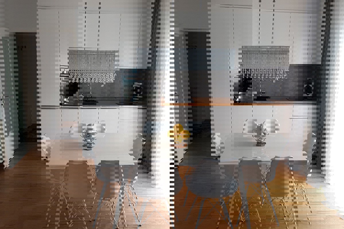 Moderno appartamento con due camere da letto e ampia terrazza in un edificio di recente costruzione