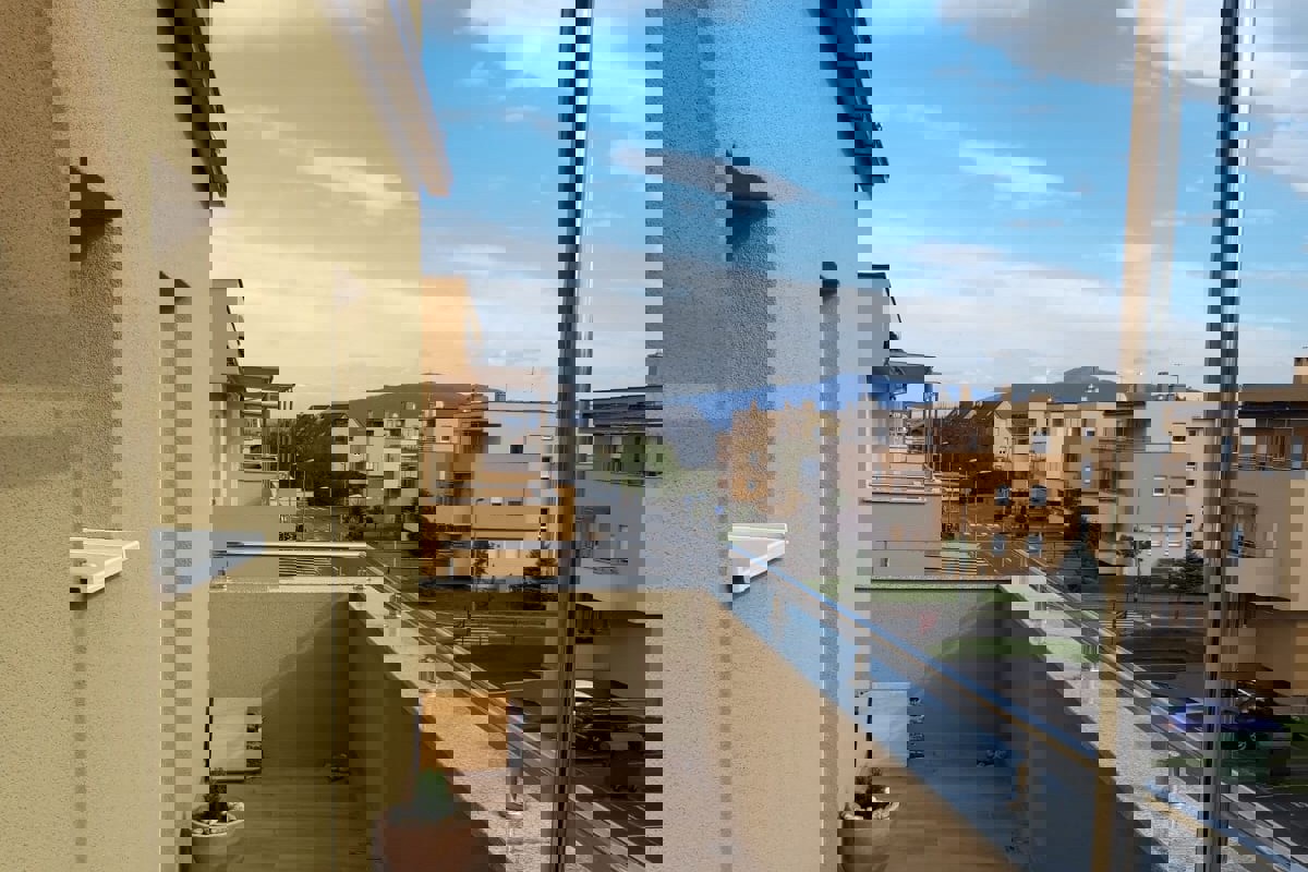 Moderno appartamento con due camere da letto e ampia terrazza in un edificio di recente costruzione