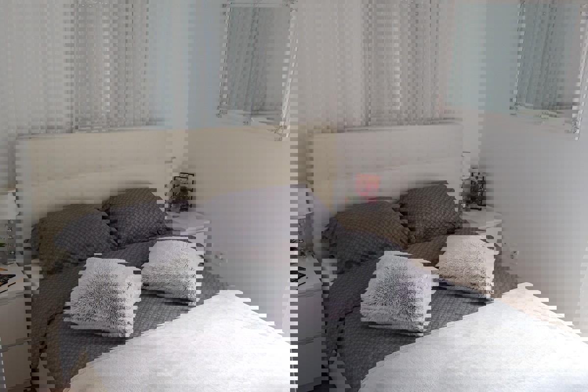 Moderno appartamento con due camere da letto e ampia terrazza in un edificio di recente costruzione