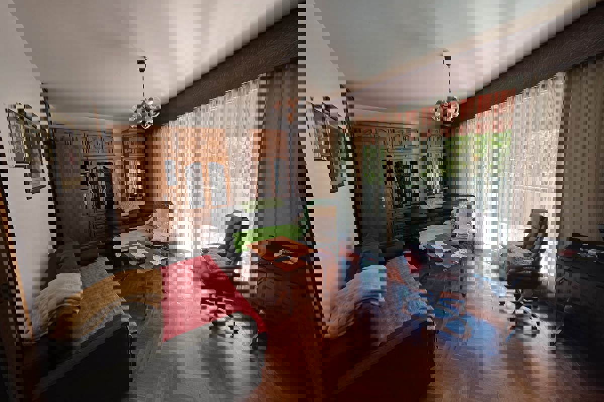 Confortevole appartamento con quattro camere da letto vicino al lungomare principale e al porto turistico ACI