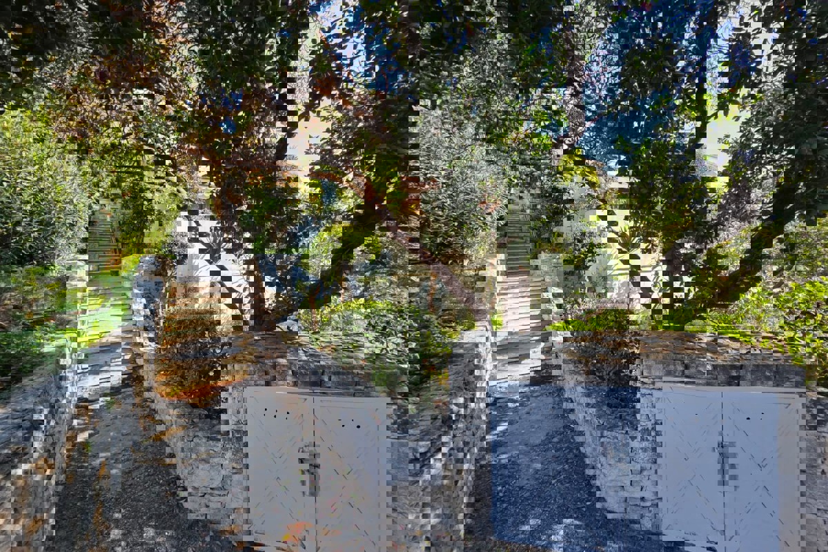 Confortevole appartamento con quattro camere da letto vicino al lungomare principale e al porto turistico ACI