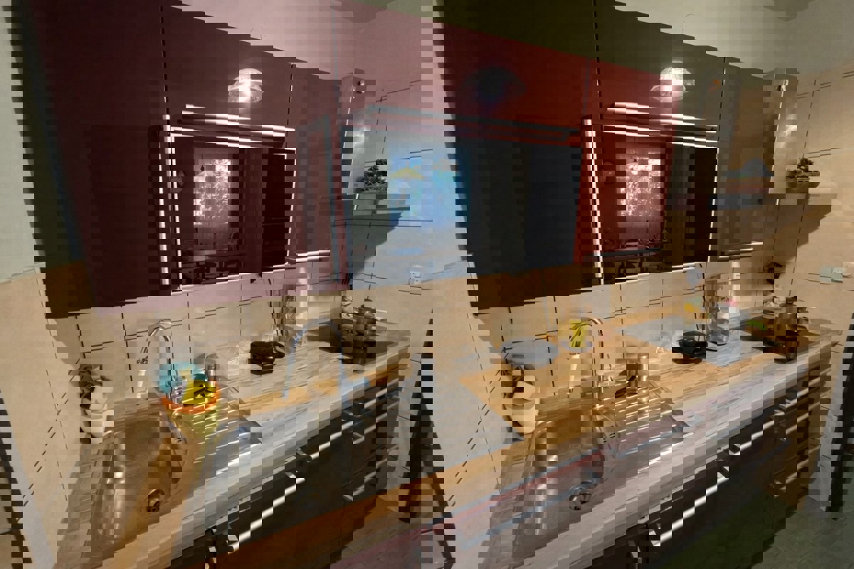 Confortevole appartamento con quattro camere da letto vicino al lungomare principale e al porto turistico ACI