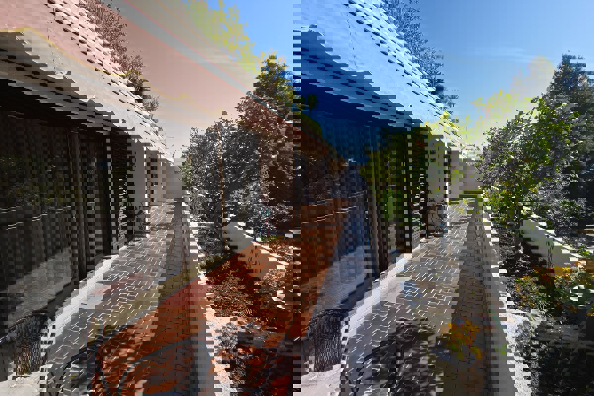 Confortevole appartamento con quattro camere da letto vicino al lungomare principale e al porto turistico ACI