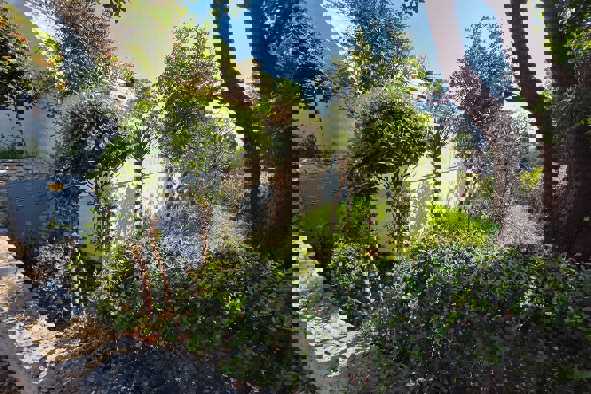 Confortevole appartamento con quattro camere da letto vicino al lungomare principale e al porto turistico ACI