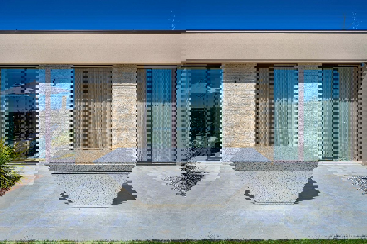 Villa di design con piscina e vista mare