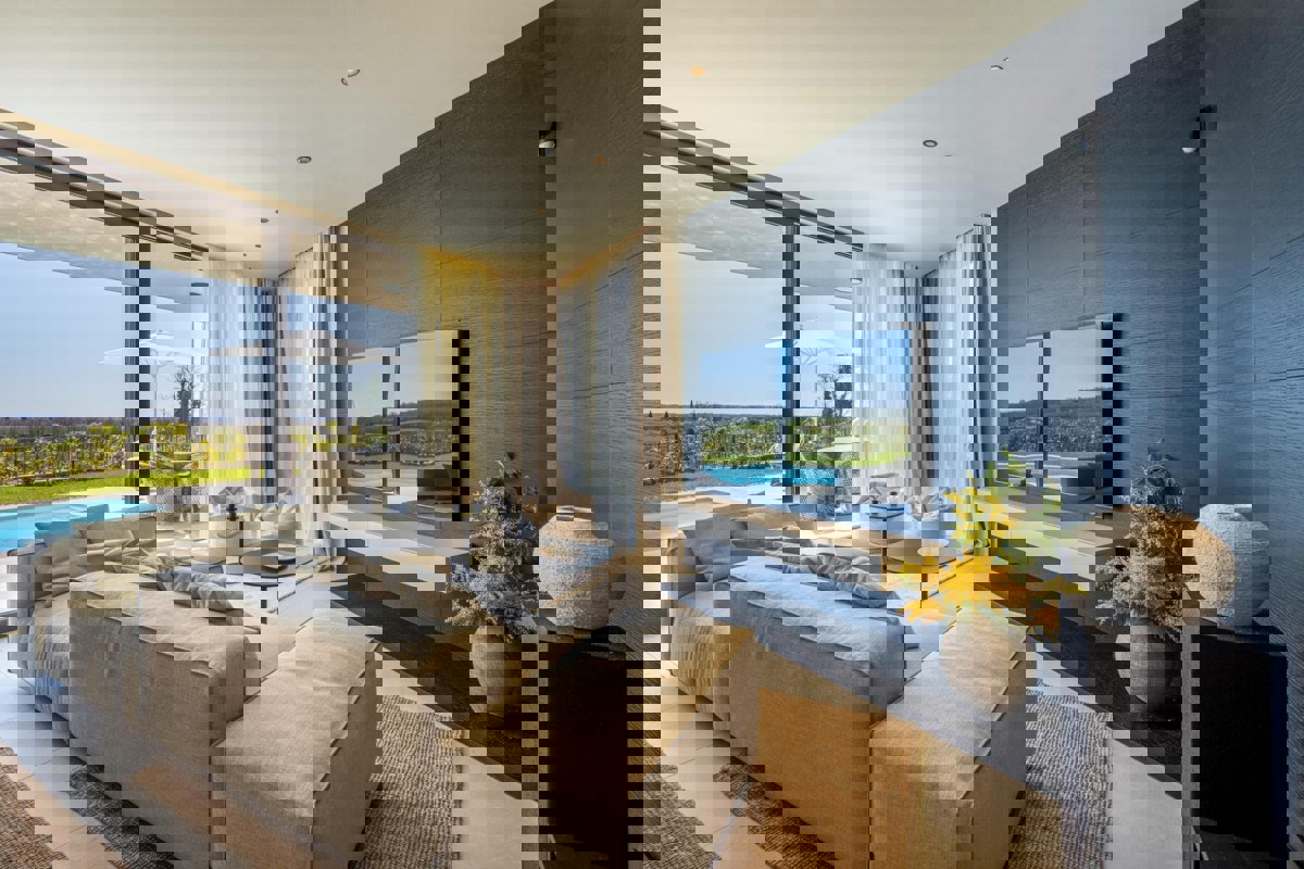 Villa di design con piscina e vista mare