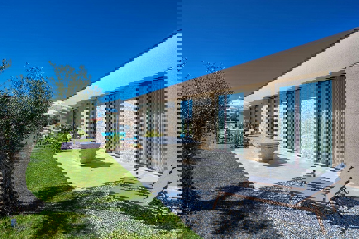 Villa di design con piscina e vista mare