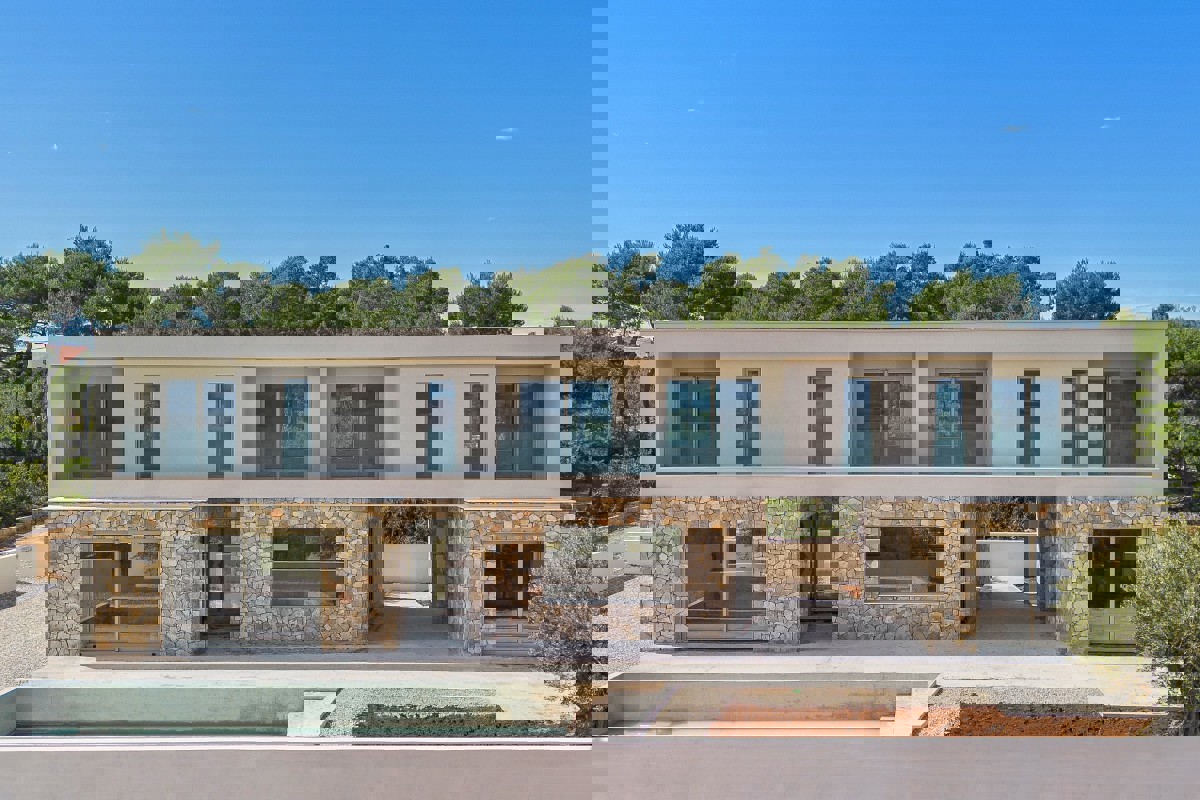 Villa moderna in posizione tranquilla con vista mare aperto