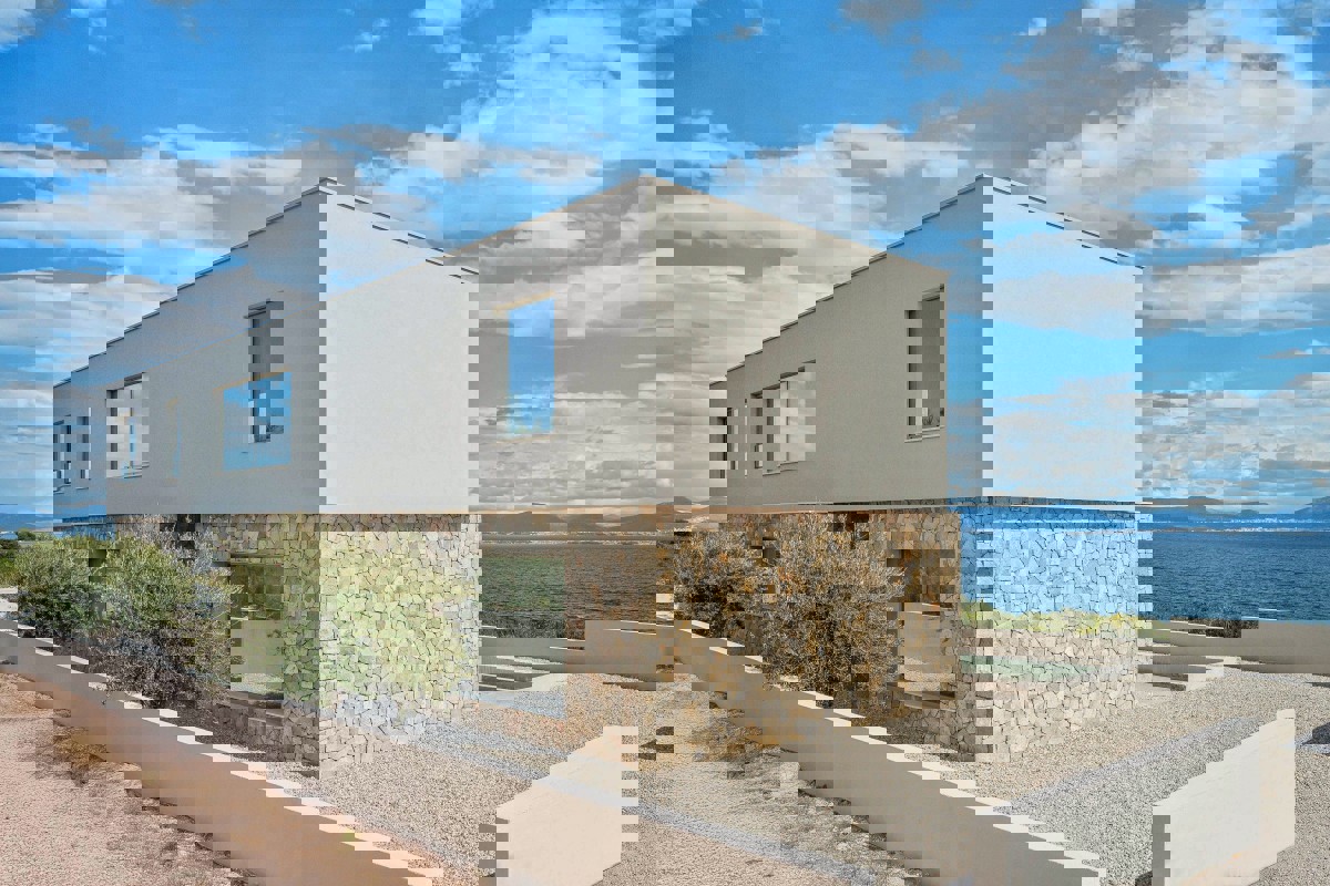 Villa moderna in posizione tranquilla con vista mare aperto