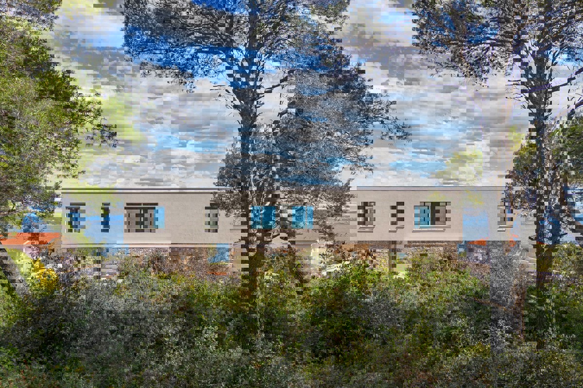 Villa moderna in posizione tranquilla con vista mare aperto